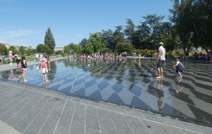 le miroir d'eau face au château des Ducs de Bretagne