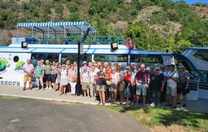Photo de groupe prise devant notre bateau de croisière