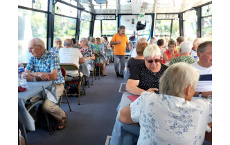 Déjeuner sur le bateau croisière