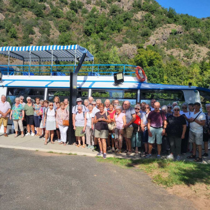 5 au 12 septembre Voyage en AVEYRON à NAJAC - Photo de groupe prise devant notre bateau de croisière