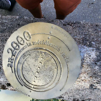 5 au 12 septembre Voyage en AVEYRON à NAJAC - Macaron indiquant le passage de la méridienne verte